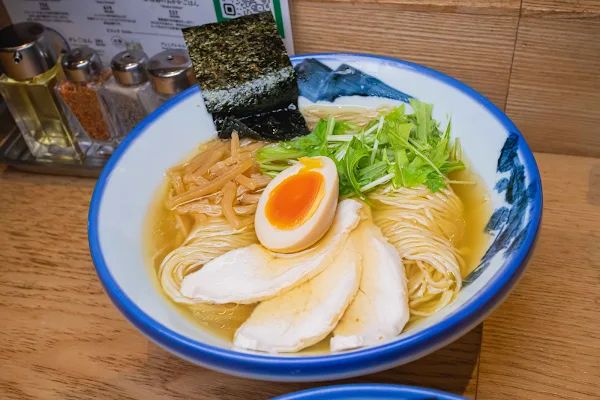 ▲▼東京拉麵【AFURI惠比壽】澀谷美食|巷弄裡的柚子拉麵排隊半小時才知道|雞湯尬柚子清爽開胃|絕美用餐空間不說還以為是咖啡廳。（圖／部落客美熊很愛吃授權提供）