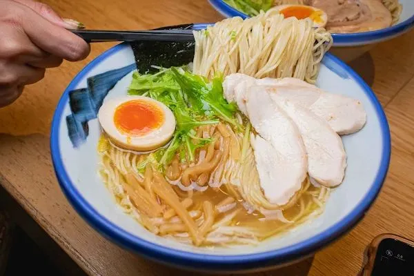 ▲▼東京拉麵【AFURI惠比壽】澀谷美食|巷弄裡的柚子拉麵排隊半小時才知道|雞湯尬柚子清爽開胃|絕美用餐空間不說還以為是咖啡廳。（圖／部落客美熊很愛吃授權提供）