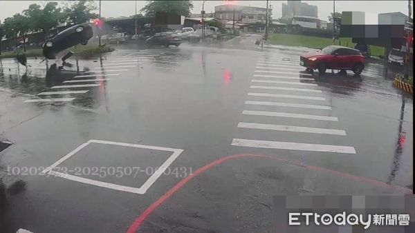 ▲▼黑車擦前方停等左迴轉紅車車尾後，直撞分隔島彈空摔落對向車道。（圖／記者游芳男翻攝，下同）