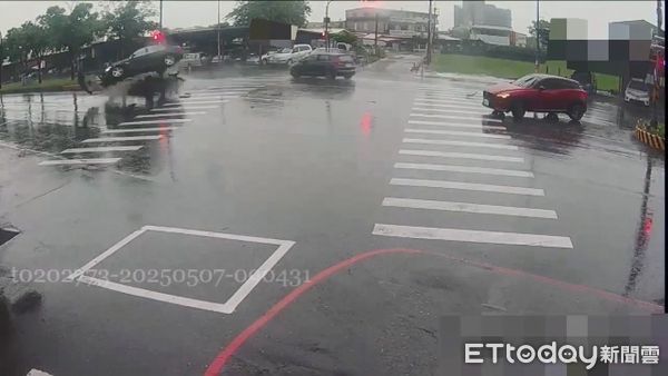 ▲▼黑車擦前方停等左迴轉紅車車尾後，直撞分隔島彈空摔落對向車道。（圖／記者游芳男翻攝，下同）