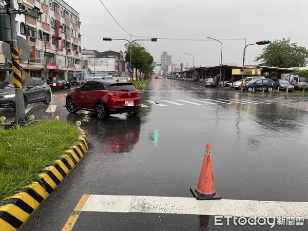 ▲▼黑車擦前方停等左迴轉紅車車尾後，直撞分隔島彈空摔落對向車道。（圖／記者游芳男翻攝，下同）