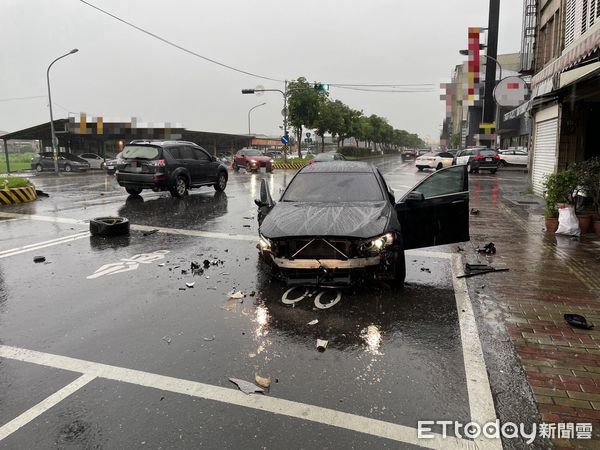 ▲▼黑車擦前方停等左迴轉紅車車尾後，直撞分隔島彈空摔落對向車道。（圖／記者游芳男翻攝，下同）