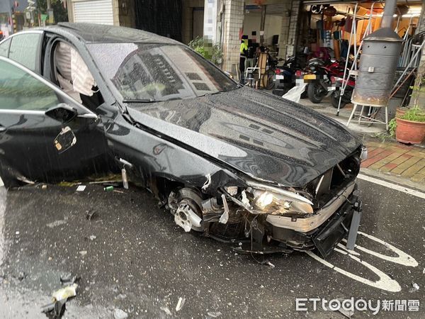 ▲▼黑車擦前方停等左迴轉紅車車尾後，直撞分隔島彈空摔落對向車道。（圖／記者游芳男翻攝，下同）