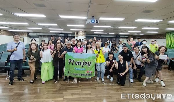 ▲生成式AI實作講座於台南市政府東哲廳登場，現場由張瑛玿教授帶領與會者進行即席操作，體驗AI在工作場域的應用潛力。（記者林東良翻攝，下同）