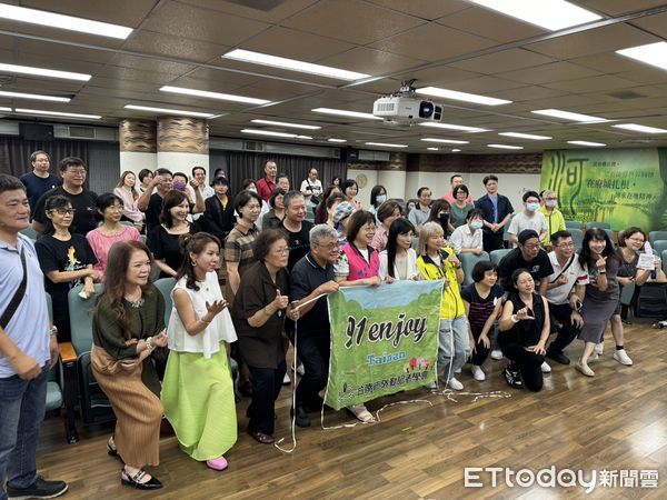 ▲生成式AI實作講座於台南市政府東哲廳登場，現場由張瑛玿教授帶領與會者進行即席操作，體驗AI在工作場域的應用潛力。（記者林東良翻攝，下同）