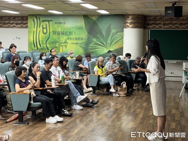 ▲生成式AI實作講座於台南市政府東哲廳登場，現場由張瑛玿教授帶領與會者進行即席操作，體驗AI在工作場域的應用潛力。（記者林東良翻攝，下同）