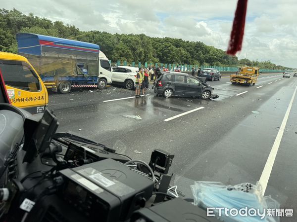 ▲國道1號仁德段10日下午發生6車追撞事故，所幸3人僅輕傷送醫，無人受困。（記者林東良翻攝，下同）