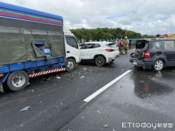 ▲國道1號仁德段10日下午發生6車追撞事故，所幸3人僅輕傷送醫，無人受困。（記者林東良翻攝，下同）