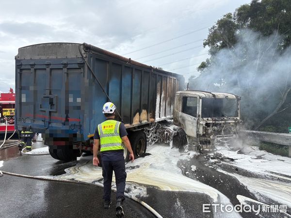 ▲▼國3北上龍井段聯結車自撞折甘蔗，車頭狂燒，火勢已撲滅駕駛。（圖／民眾提供，下同）         