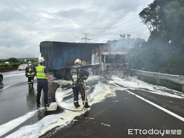 ▲▼國3北上龍井段聯結車自撞折甘蔗，車頭狂燒，火勢已撲滅駕駛。（圖／民眾提供，下同）         