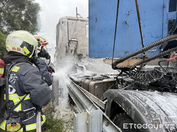 ▲▼國3北上龍井段聯結車自撞折甘蔗，車頭狂燒，火勢已撲滅駕駛。（圖／民眾提供，下同）         