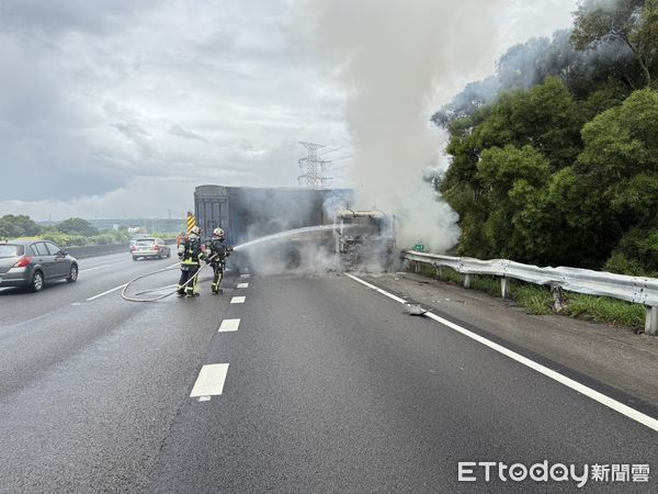 ▲▼國3北上龍井段聯結車自撞折甘蔗，車頭狂燒，火勢已撲滅駕駛。（圖／民眾提供，下同）         