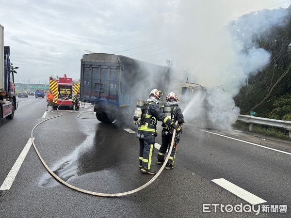 ▲▼國3北上龍井段聯結車自撞折甘蔗，車頭狂燒，火勢已撲滅駕駛。（圖／民眾提供，下同）         