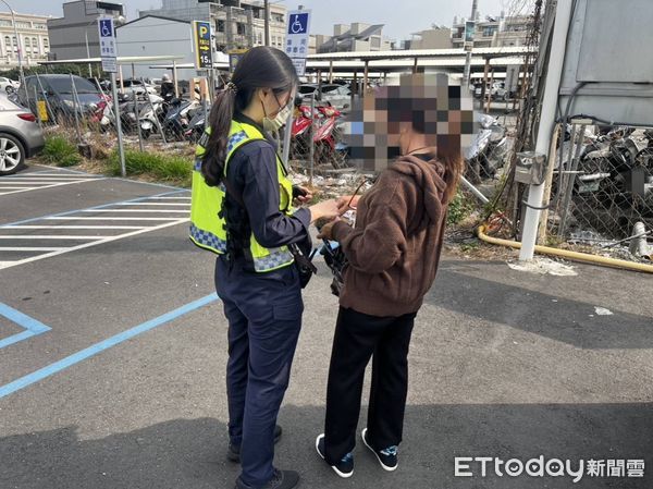 ▲東港警分局東港派出所員警吳享諾協助阮女完成繳費           。（圖／記者陳崑福翻攝）