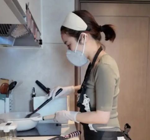 ▲▼陸女從事到府煮飯，月賺近2萬元人民幣。（圖／翻攝微博）