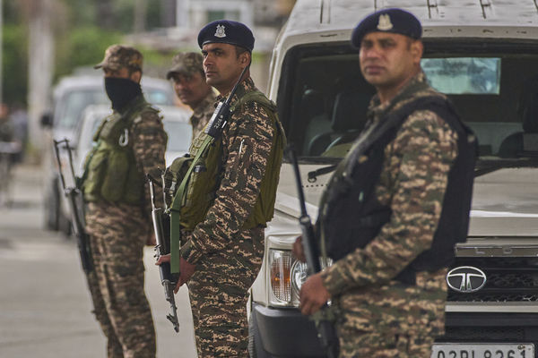 ▲▼印巴衝突,印度,巴基斯坦,在印控喀什米爾斯利那加（Srinagar）臨時哨站站崗的印度士兵。（圖／達志影像／美聯社）