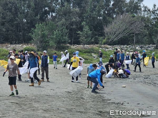 ▲全家便利商店攜手交通部公路局雲嘉區養護工程分局、嘉義區監理所、雲林縣下崙國小、荒野保護協會等單位，號召百人投入淨灘行列。（圖／記者游瓊華翻攝）
