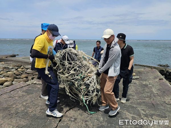 ▲全家便利商店攜手交通部公路局雲嘉區養護工程分局、嘉義區監理所、雲林縣下崙國小、荒野保護協會等單位，號召百人投入淨灘行列。（圖／記者游瓊華翻攝）