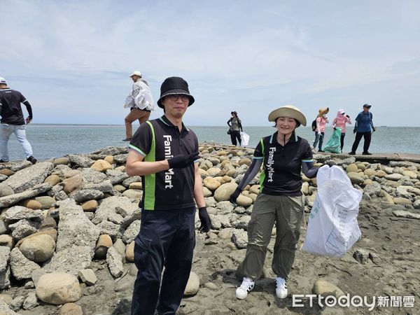 ▲全家便利商店攜手交通部公路局雲嘉區養護工程分局、嘉義區監理所、雲林縣下崙國小、荒野保護協會等單位，號召百人投入淨灘行列。（圖／記者游瓊華翻攝）