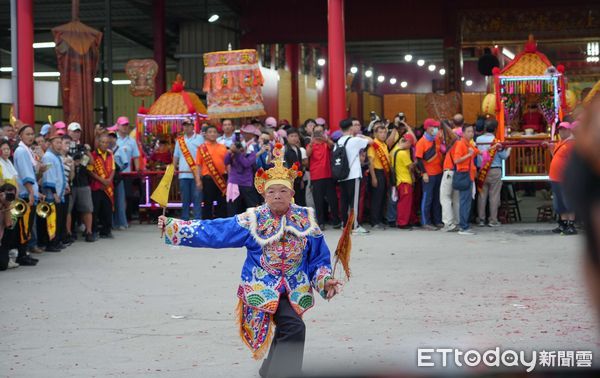 ▲六房媽熱鬧過爐，虔誠信徒隨行祈福。（圖／記者游瓊華翻攝）