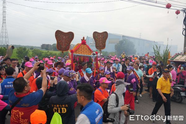 ▲六房媽熱鬧過爐，虔誠信徒隨行祈福。（圖／記者游瓊華翻攝）