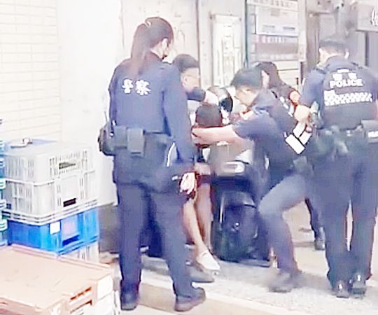 ▲桃園市王姓男子8日清晨在桃園區某KTV前誤開巡邏車車門，員警盤查時，王男疑不滿員警態度嗆警稱有犯法嗎？員警強行壓制進行保護管束。（圖／當事人提供）