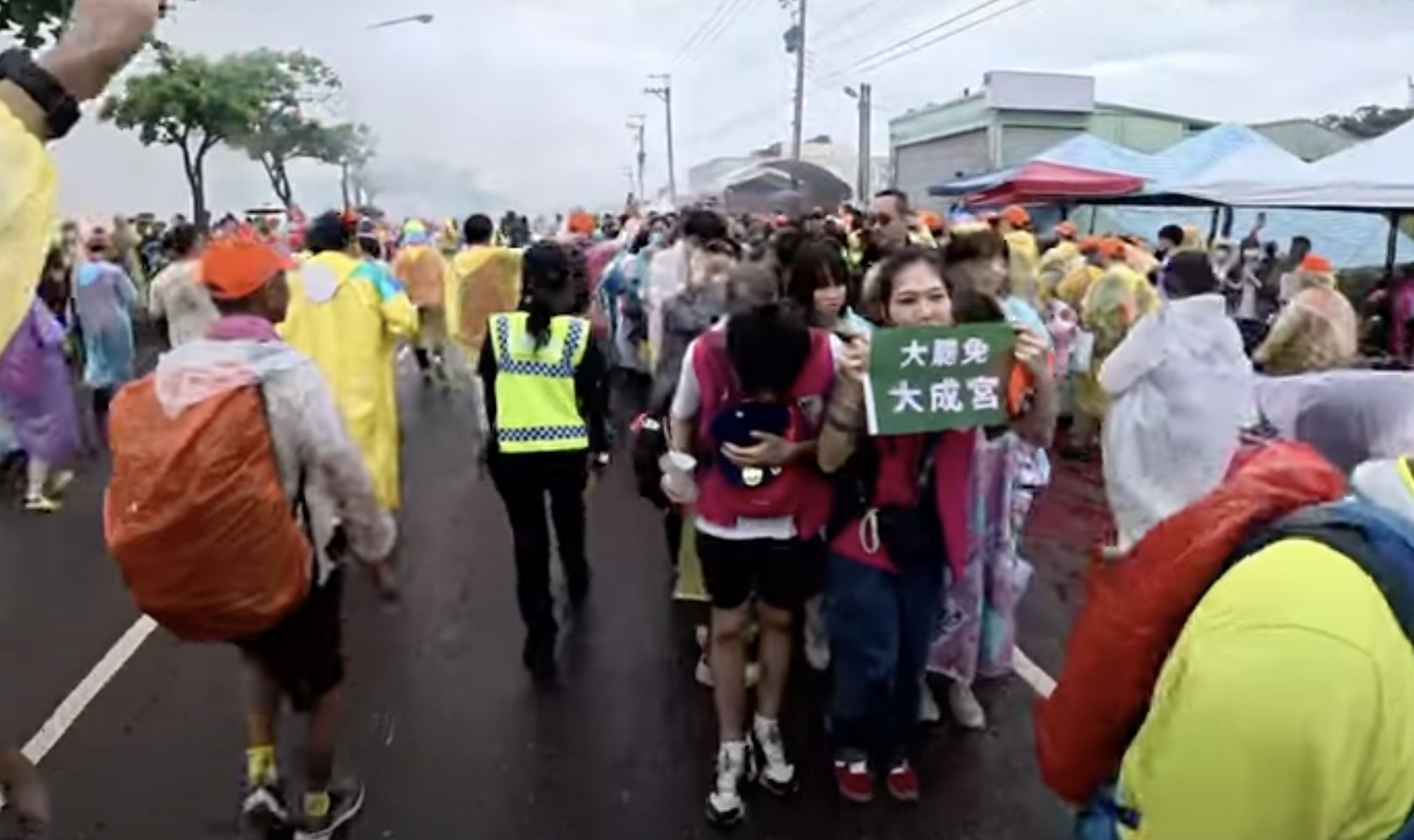 ▲白沙屯媽祖神轎被拍到繞過支持大罷免民眾。（圖／YouTube）