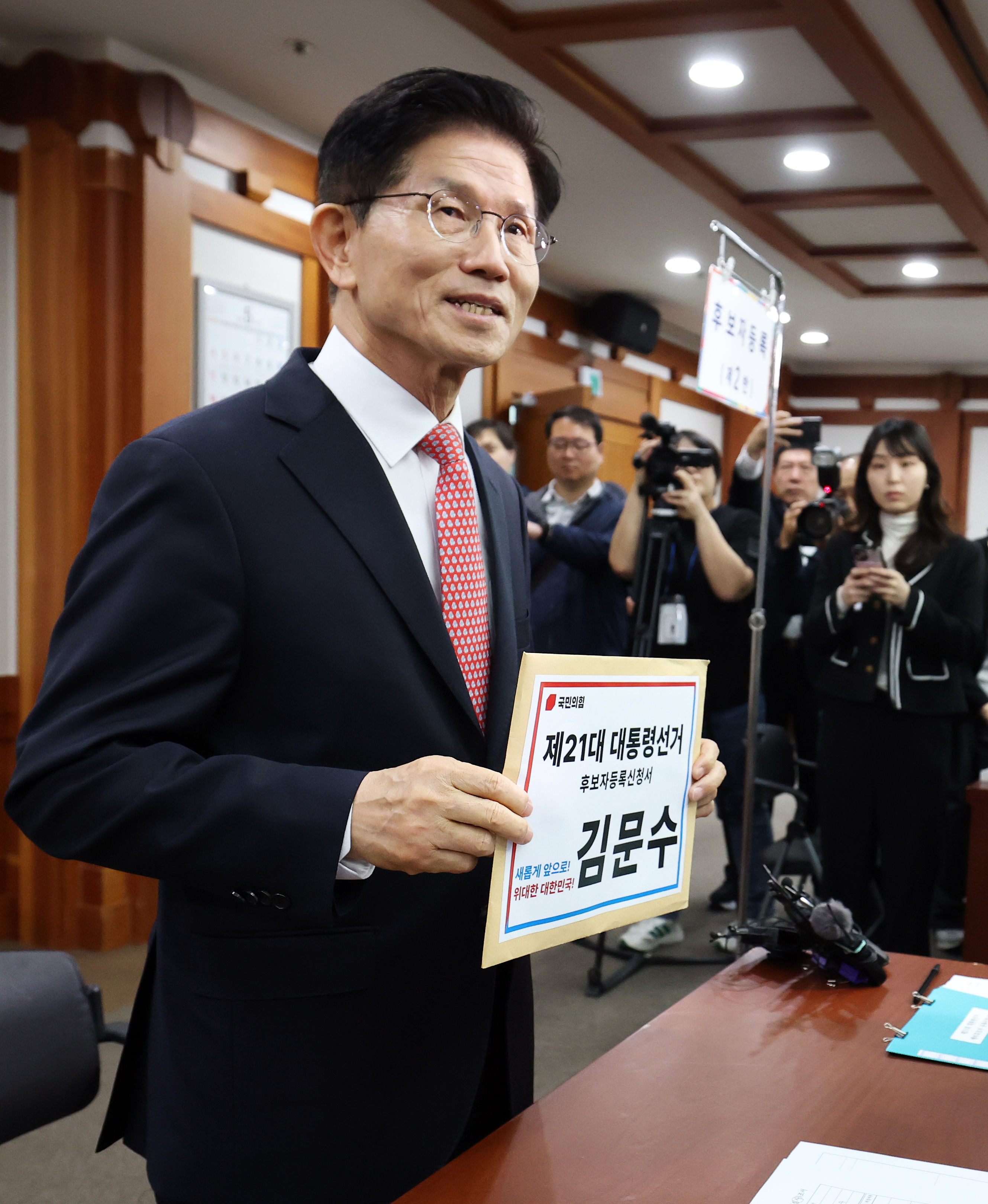 ▲▼金文洙11日上午火速趕往選舉中央管理委員會「登記參選」。（圖／達志影像／newscom）