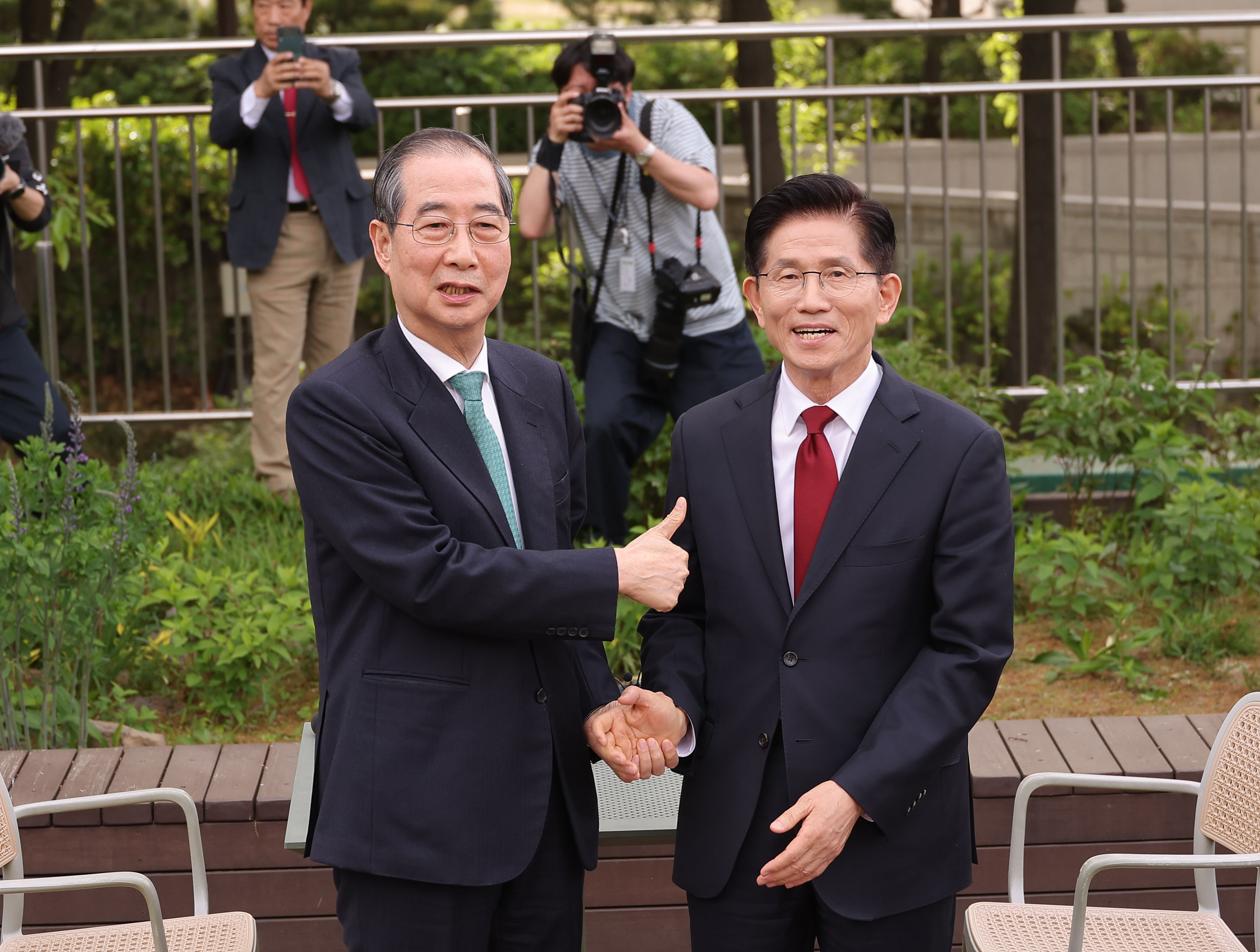 ▲▼韓悳洙、金文洙8日下午在首爾汝矣島國會咖啡廳針對「保守整合」談判，談判再告破裂。（圖／達志影像／newscom）