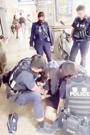 ▲桃園市王姓男子8日清晨在桃園區某KTV前誤開巡邏車車門，員警強行壓制進行保護管束。（圖／當事人提供）