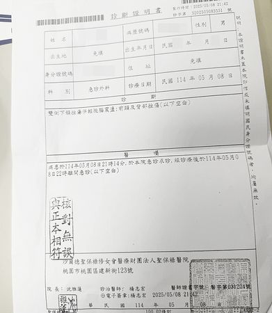 ▲桃園市王姓男子8日清晨在桃園區某KTV前誤開巡邏車車門，員警壓制導致王男多數擦挫傷，當事人事後到醫院驗傷驚覺有輕微腦震盪等傷勢。（圖／當事人提供）