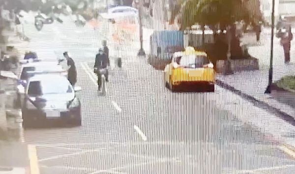 ▲桃園市王姓男子8日清晨在桃園區某KTV前誤開巡邏車車門，圖為監視器還原真相。（圖／桃園警分局提供）