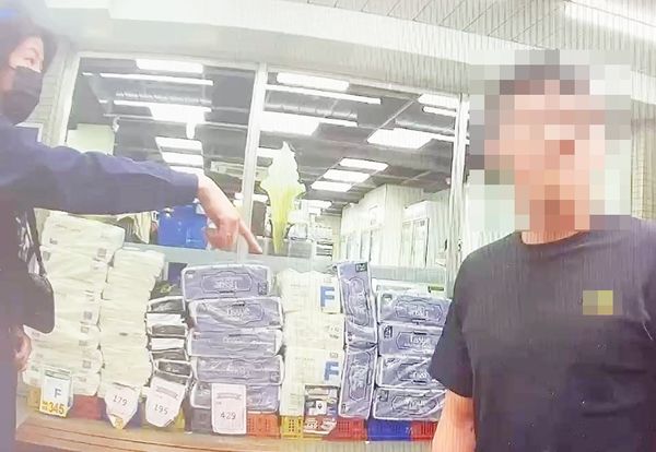 ▲桃園市王姓男子8日清晨在桃園區某KTV前誤開巡邏車車門，警方向王男說明盤查原因。（圖／桃園警分局提供）
