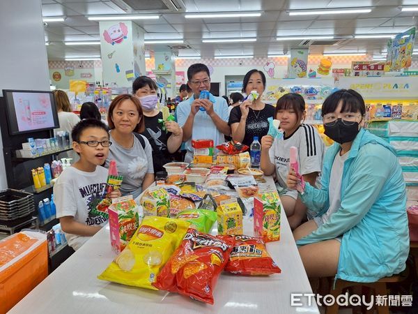 ▲雲林超商業者為每戶家扶媽媽、阿嬤親子提供1400元的購物金及母親節蛋糕，分別至多家超商門市進行「母親節超商獻禮」採買活動。（圖／記者游瓊華翻攝）