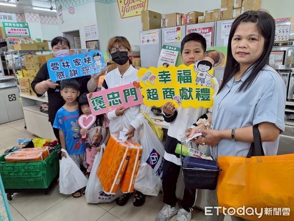 ▲雲林超商業者為每戶家扶媽媽、阿嬤親子提供1400元的購物金及母親節蛋糕，分別至多家超商門市進行「母親節超商獻禮」採買活動。（圖／記者游瓊華翻攝）