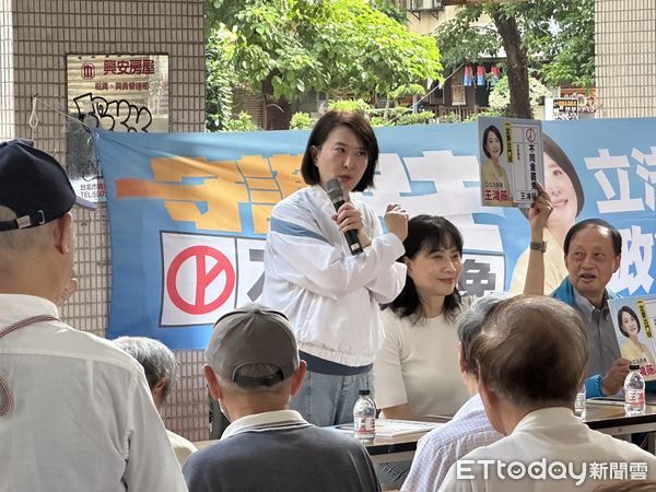 ▲▼  王鴻薇親自教學如何投「不同意罷免」    。（圖／記者崔至雲攝）