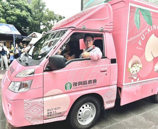 ▲張善政開「粉紅胖卡」力推復興區媽媽桃