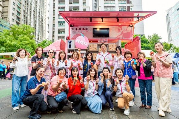 ▲張善政開「粉紅胖卡」力推復興區媽媽桃