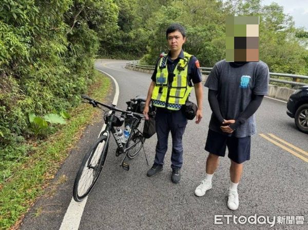 ▲港籍旅客山路單車故障警方協助修復。（圖／記者楊漢聲翻攝）