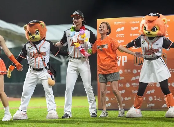 ▲統一獅隊林佳緯與媽媽。（圖／統一球團提供）