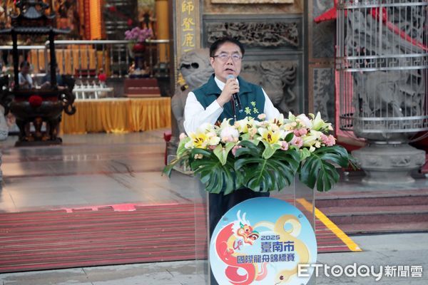 ▲台南市長黃偉哲於安平開台天后宮點亮龍舟祈福燈，象徵2025國際龍舟錦標賽啟動。（記者林東良翻攝，下同）