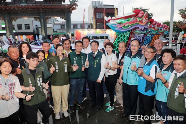 ▲台南市長黃偉哲於安平開台天后宮點亮龍舟祈福燈，象徵2025國際龍舟錦標賽啟動。（記者林東良翻攝，下同）