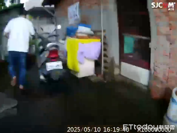 ▲▼萬華警方執勤時，抓到蕭姓通緝犯。（圖／記者邱中岳翻攝）