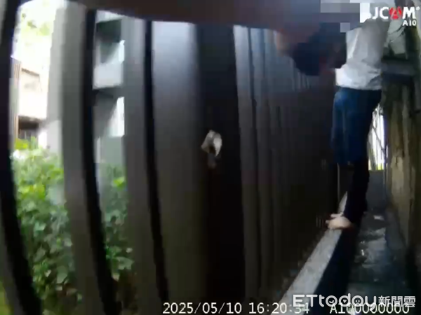 ▲▼萬華警方執勤時，抓到蕭姓通緝犯。（圖／記者邱中岳翻攝）