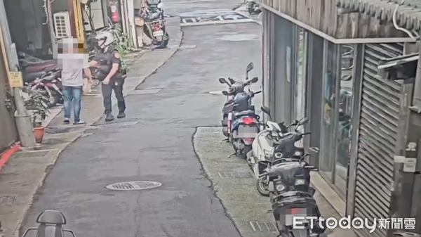 ▲▼萬華警方執勤時，抓到蕭姓通緝犯。（圖／記者邱中岳翻攝）