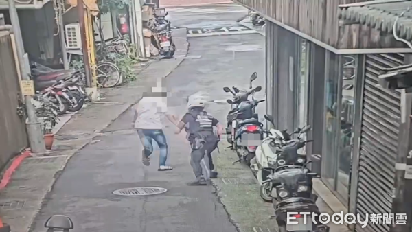 ▲▼萬華警方執勤時，抓到蕭姓通緝犯。（圖／記者邱中岳翻攝）