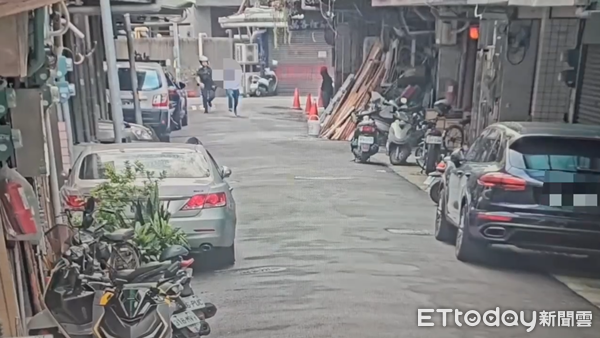 ▲▼萬華警方執勤時，抓到蕭姓通緝犯。（圖／記者邱中岳翻攝）