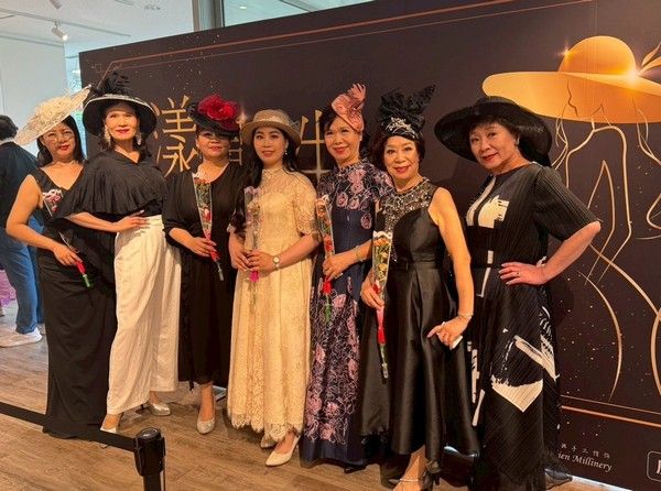 ▲漾帽人生特展，桃園新住民母女同台秀