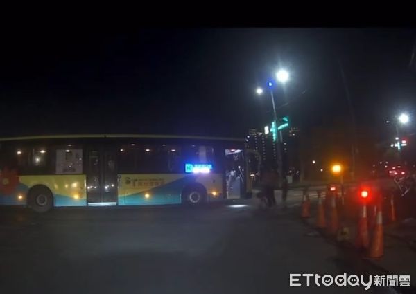 ▲▼暖心公車司機！見母女3人驚險徒步施工區 霸氣攔截喊「上車免錢」。（圖／網友tsun_lyu.tea授權使用）