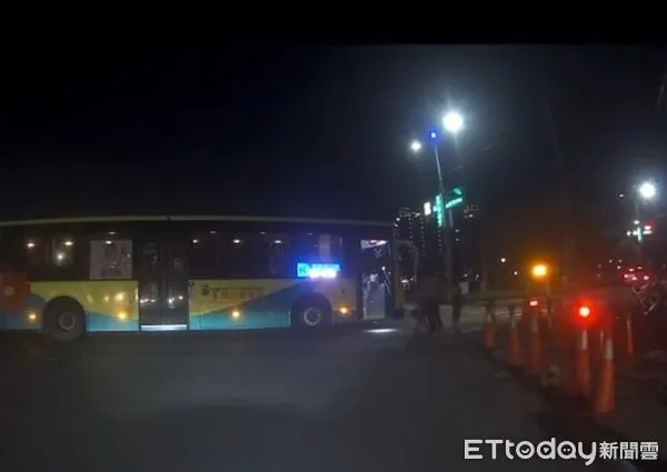 ▲▼暖心公車司機！見母女3人驚險徒步施工區 霸氣攔截喊「上車免錢」。（圖／網友tsun_lyu.tea授權使用）